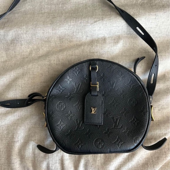 Louis Vuitton Handbags - Barely used Louis Vuitton Crossbody Bag